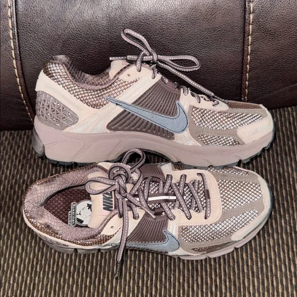 WOMENS NIKE ZOOM VOMERO 5